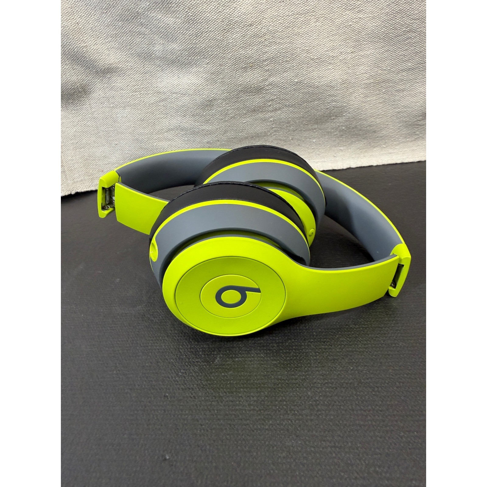 Beats Solo 2 Wireless Headphones Unisex Adjustable Shock Yellow Bluetooth Audio