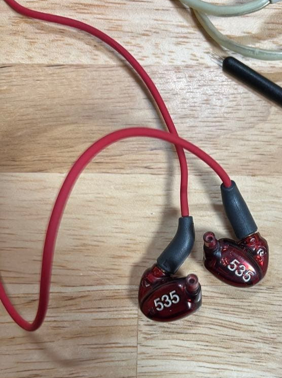 Shure SE535 Red Sound Isolating In-Ear Stereo Headphones Tested w/box Rare O66