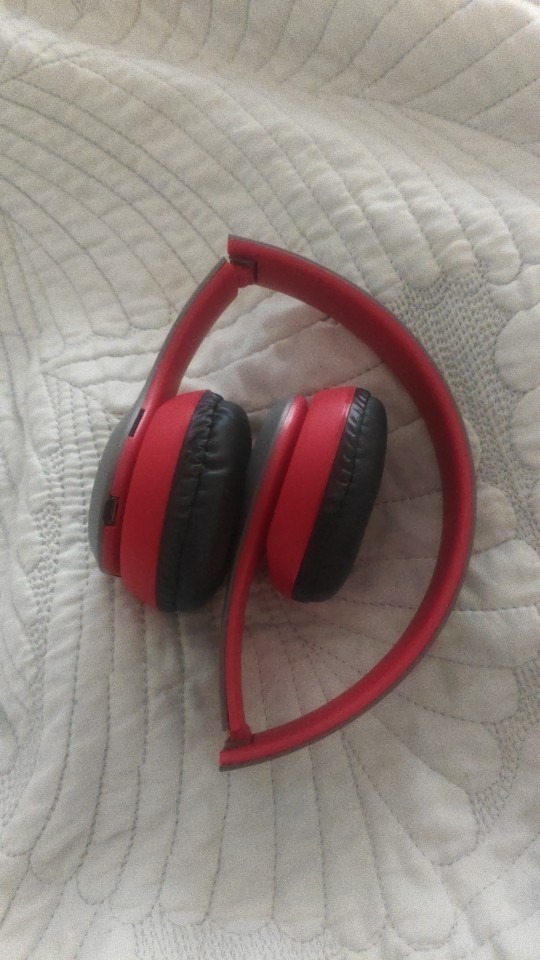 1 White Wireless Bluetooth Music Compact Folding Sound Headphones (Foreign Shipping)