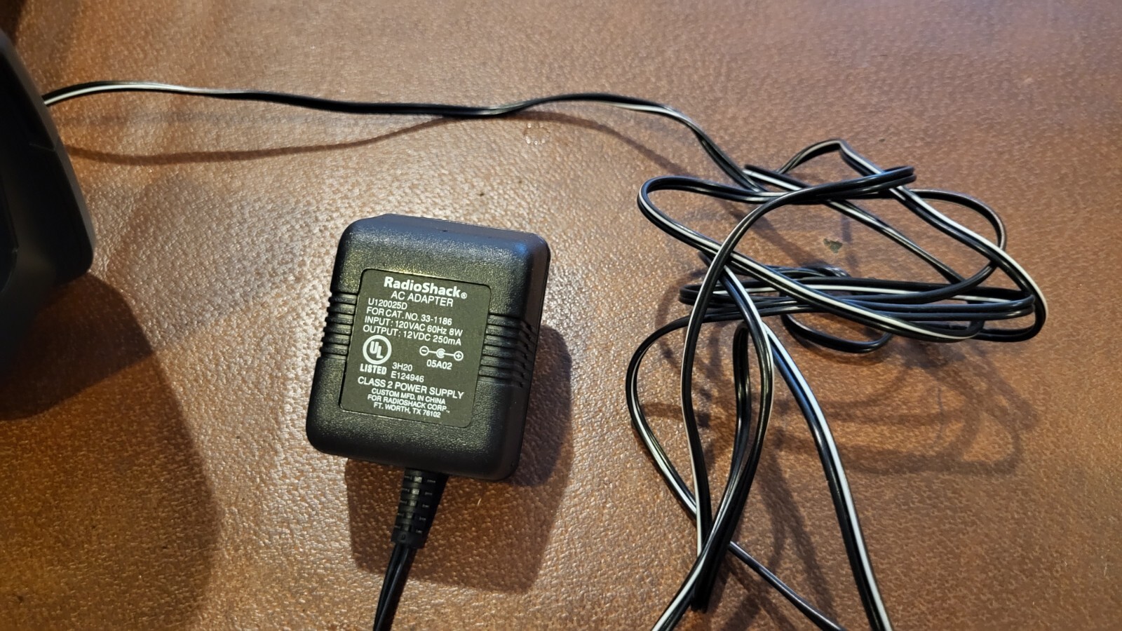RADIOSHACK 33-1186 900 MHZ ANALOG WIRELESS STEREO HEADPHONE SYSTEM BASE ONLY