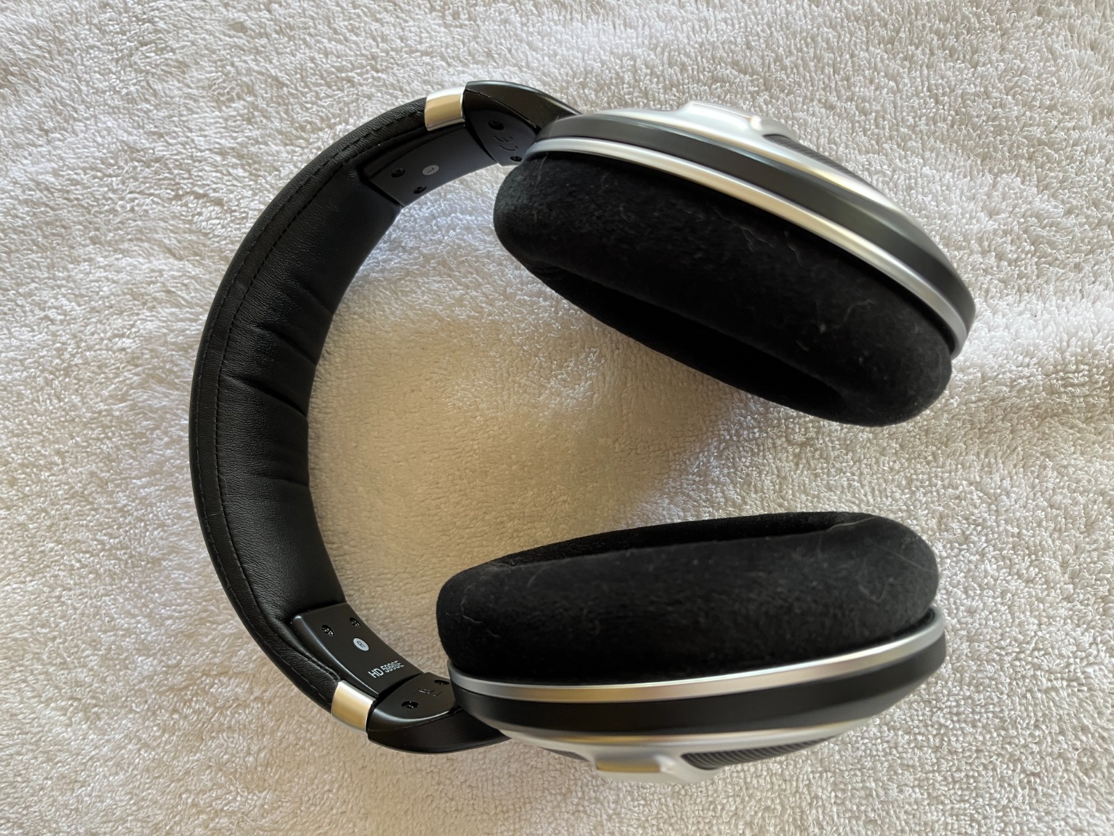 Sennheiser HD 599SE Over-Ear Headphones Black Silver Wired Detachable Cable Case