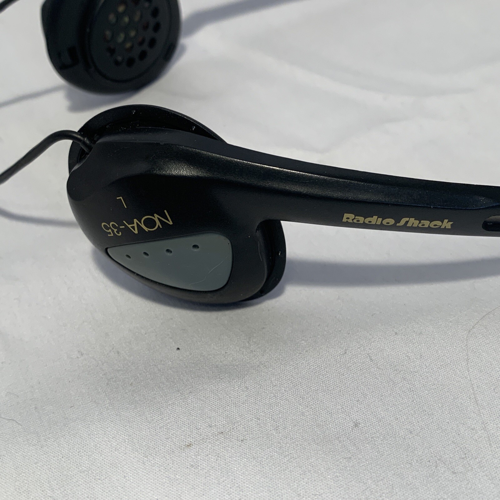 Radio Shack Nova Stereo Headphones Black Basic Listening Over Ear Jack Plug-in