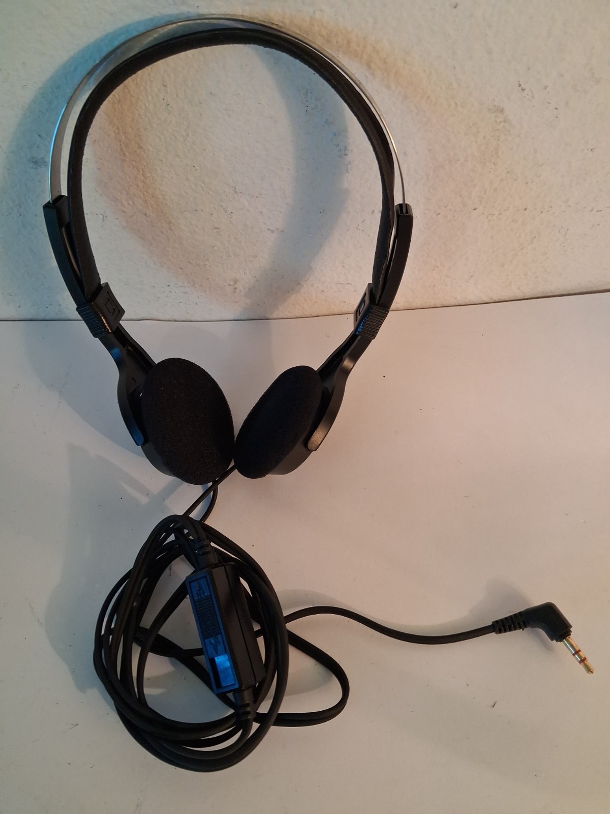 Radioshack Pro-25 Stereo Headphones W/In-line Volume Control Cat No. 33-1022