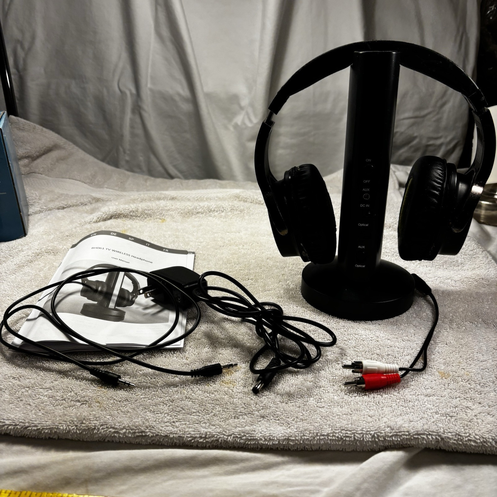 Wireless Headphones for TV Watching with 2.4G RF Transmitter Charging Black