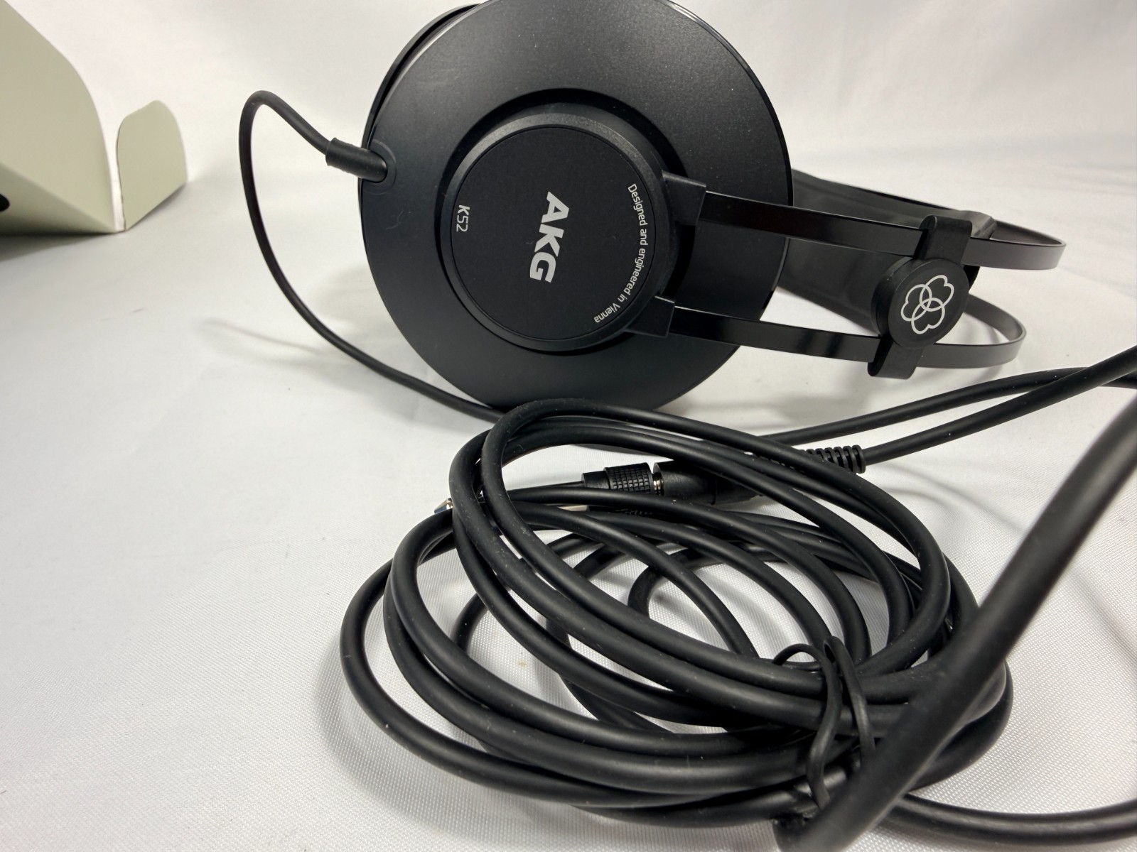 AKG K52 Closed-Back Wired Headphones 40mm Studio Monitoring Black 3.5mm Jack