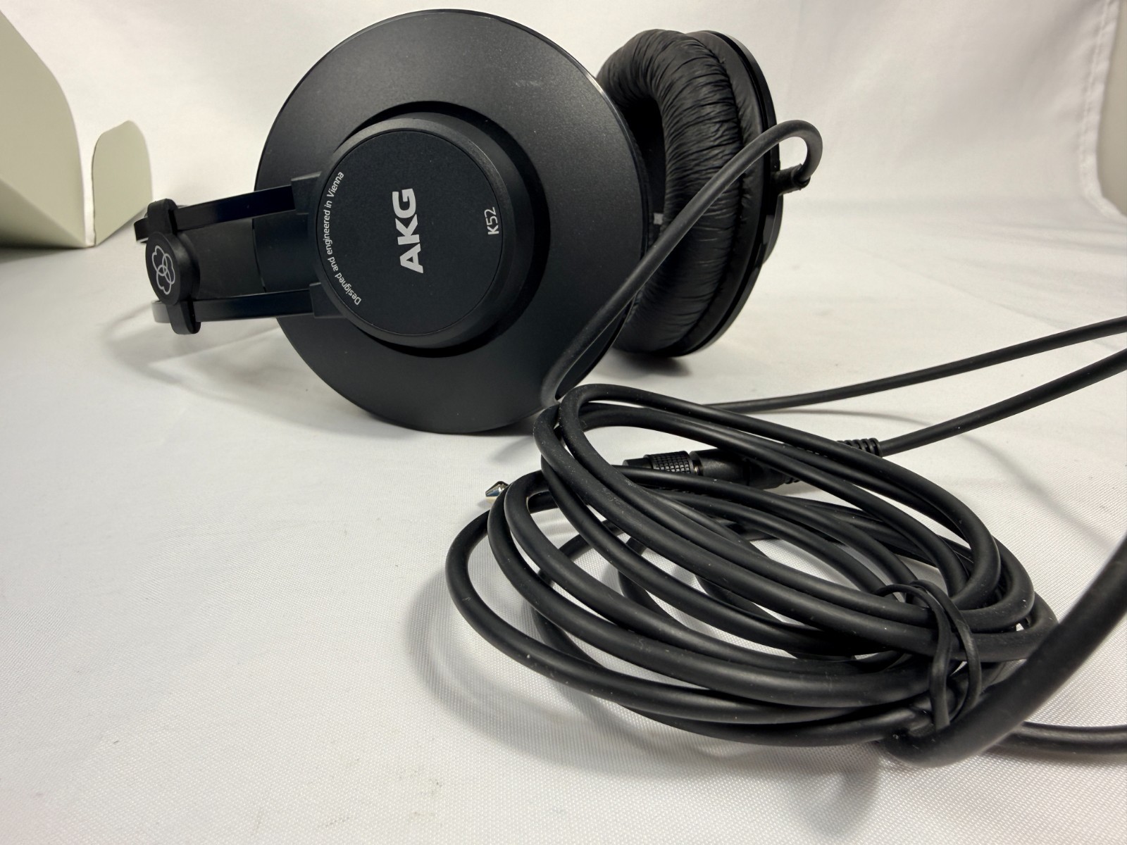 AKG K52 Closed-Back Wired Headphones 40mm Studio Monitoring Black 3.5mm Jack