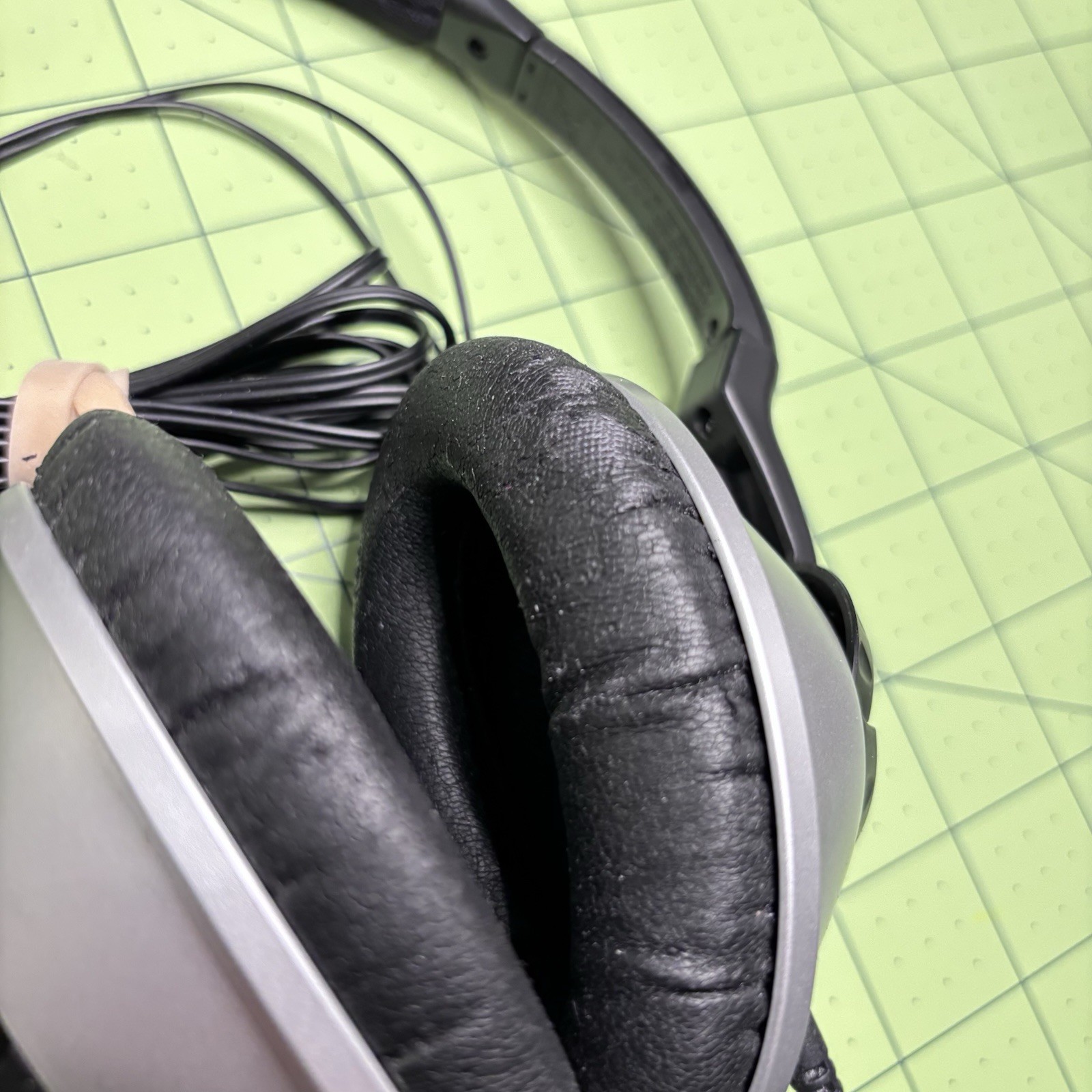 BOSE TP-1A Circumaural Headphones – Silver In Great Used Condition