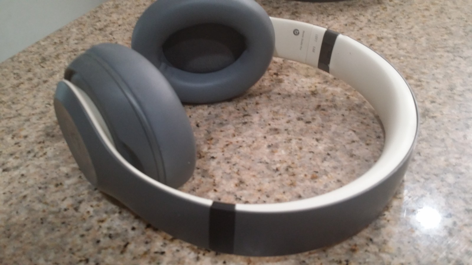 Beats by Dr. Dre Studio Pro Wireless Bluetooth Over-Ear headphones Gray colo