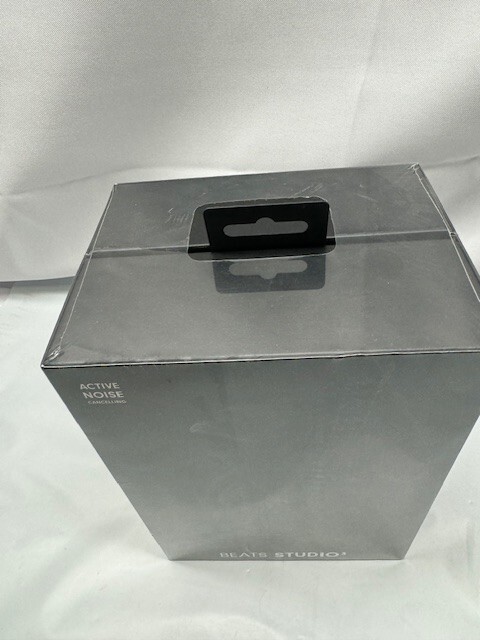 Beats Studio3 Wireless Over-Ear Noise Cancelling Headphones – Matte Black *New