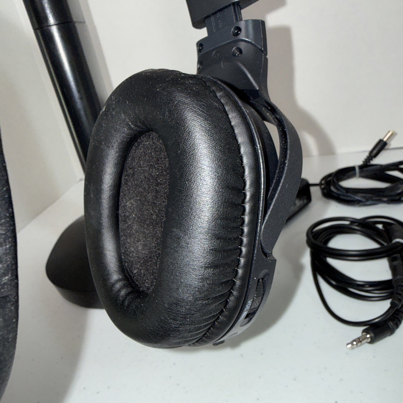 Sony WH-RF400R Wireless RF Headphones TMR-RF400 Transmitter Stand Black Charger