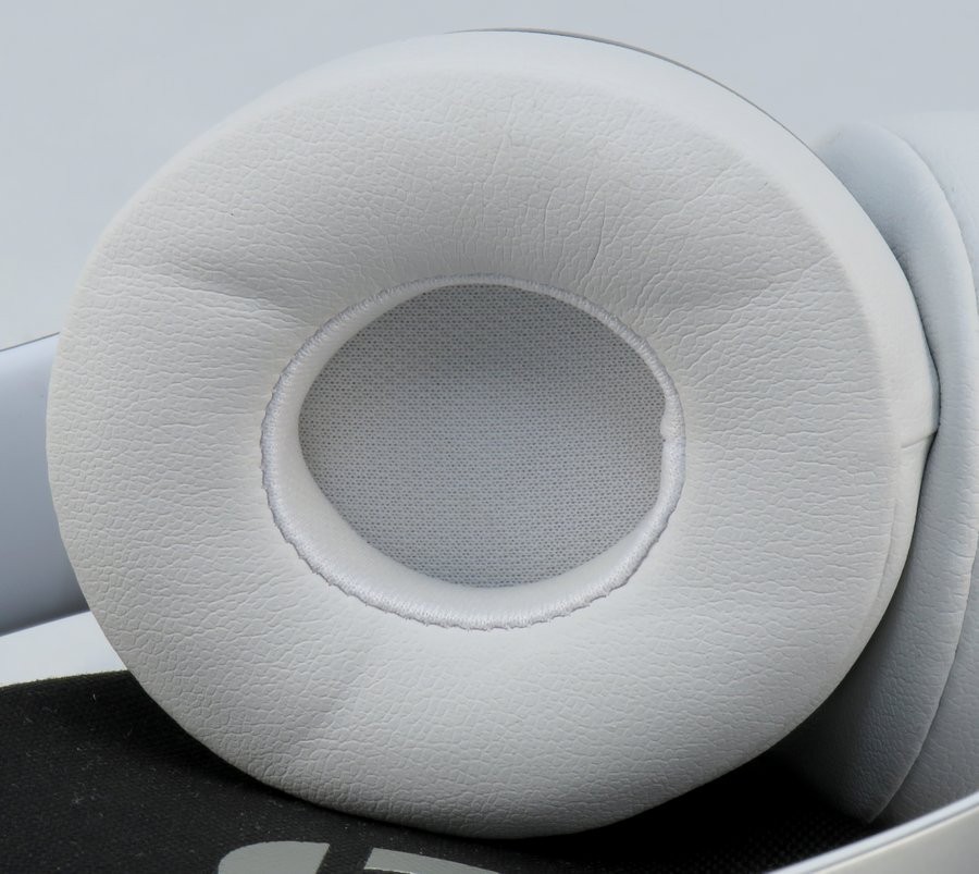 Beats A1796 Solo3 Wired / Wireless Bluetooth Headphones – white / silver – mint
