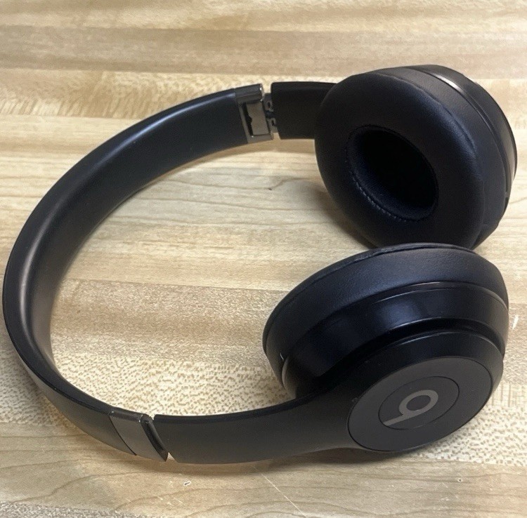Beats Solo 4 True Wireless On-Ear Bluetooth Headphones Cloud Pink White Blue Bla