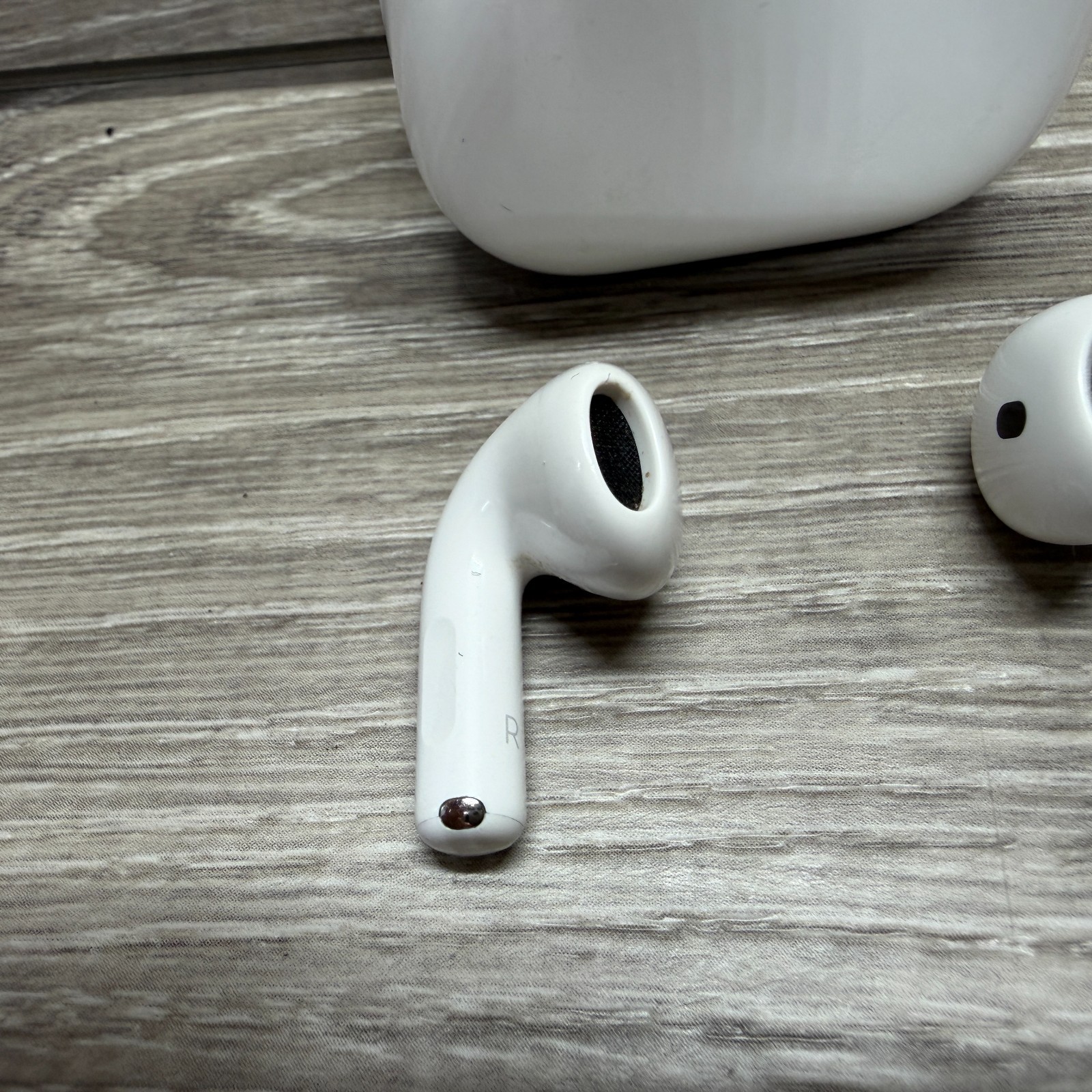 Apple AirPods 4th Gen A3053 USB-C Charging Case Wireless Earbuds White