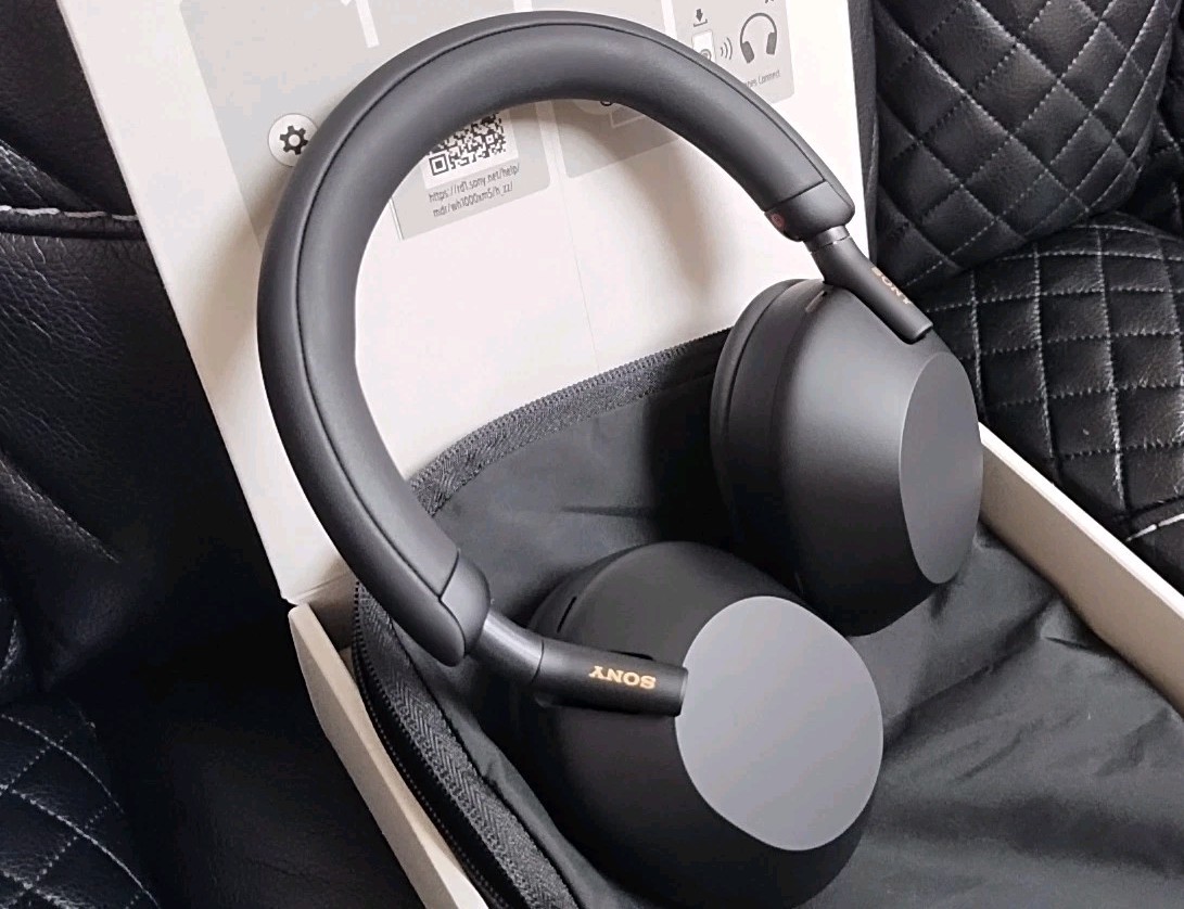 LikeNew WH-1000XM5SA Premium Noise Canceling Auto NC Optimizer, 30-Hours