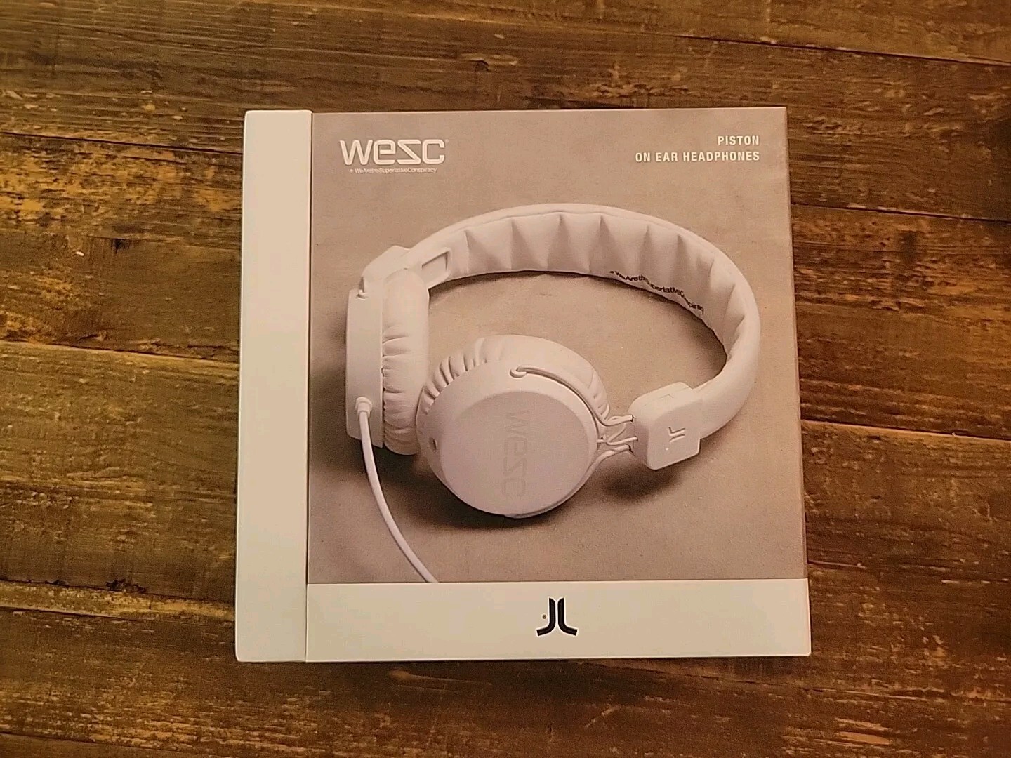 WeSC Piston On-Ear Street Headphones White Over Ear Headphones Sweden 3.5mm Jack