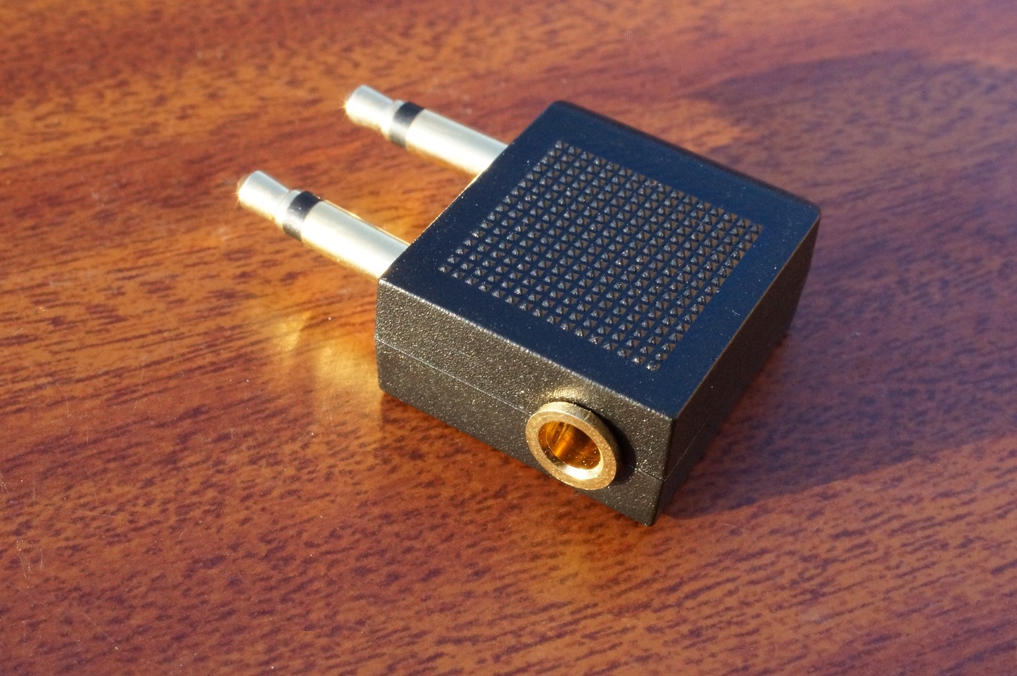 2 x GOLD HEADPHONE ADAPTORS FOR AEROPLANE – USE YOUR OWN EARPHONES ON THE FLIGHT