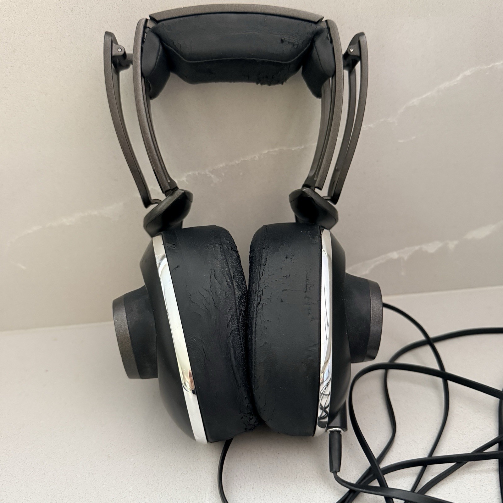 Blue Microphones Lola Over-Ear High-Fidelity Sealed Headphones Black Audio