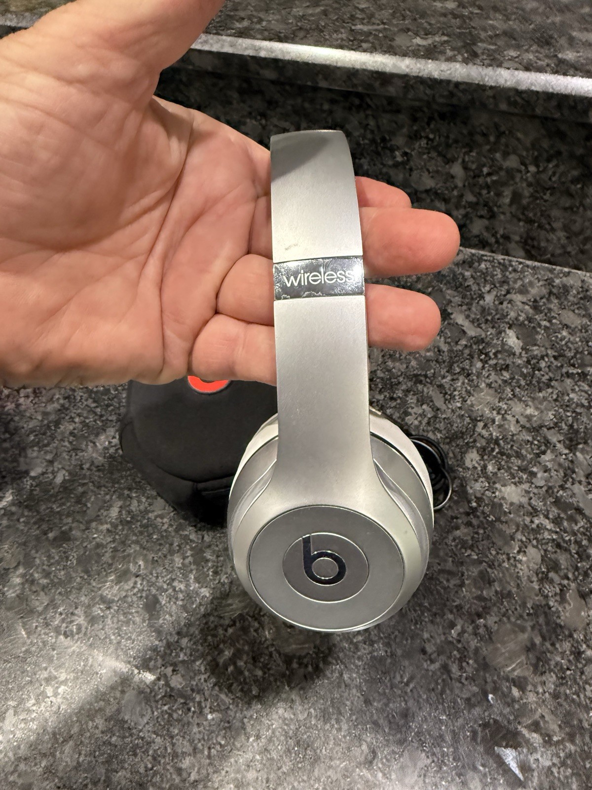 Beats by Dr. Dre Beats Solo3 Wireless On-Ear Headphones – White / Silver