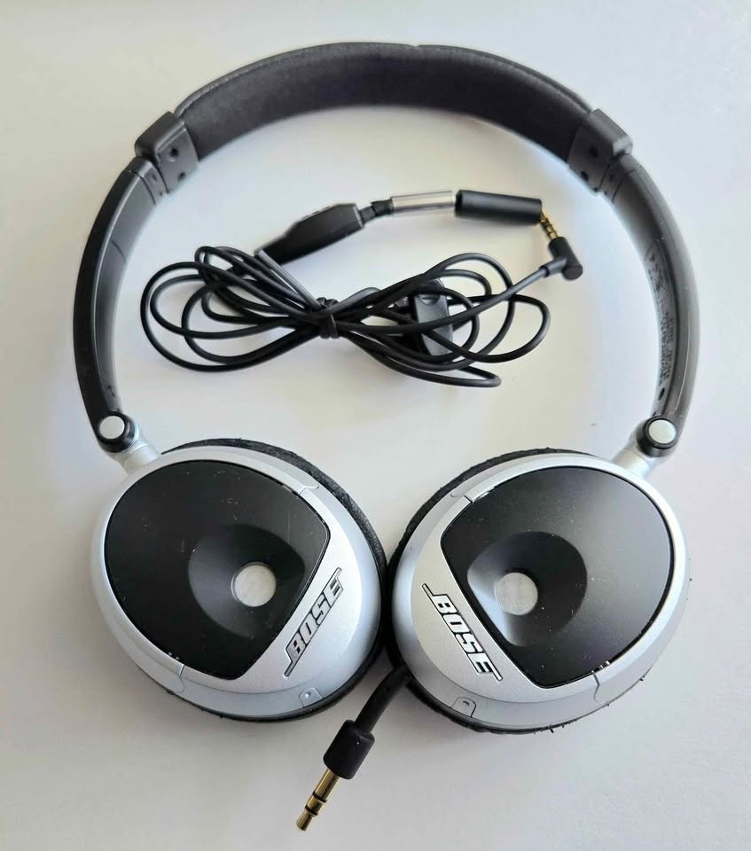 Bose Mobile On Ear Headphones with Microphone Barely Used