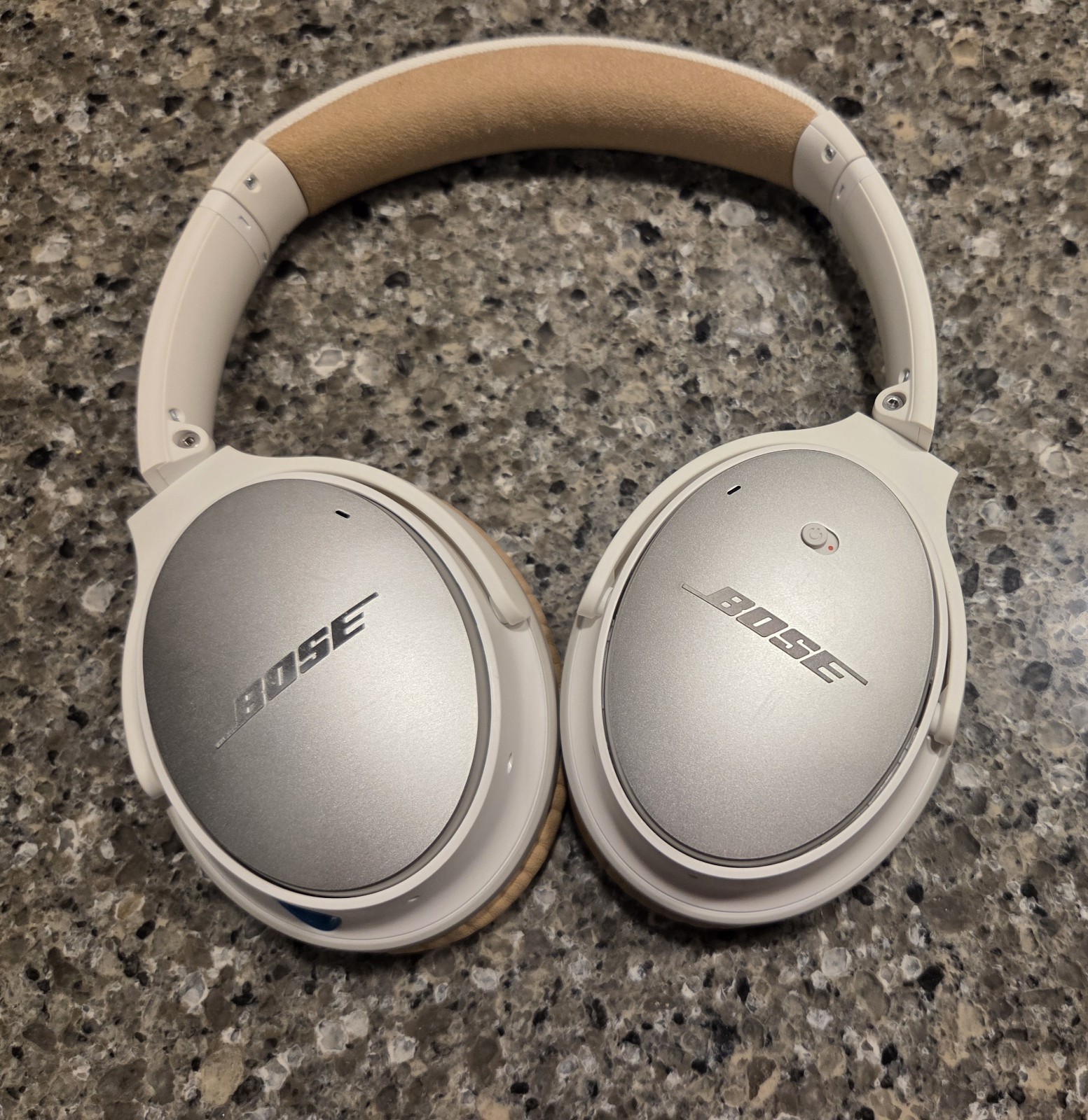White Bose QC25 QuietComfort 25 Wired Headphones Excellent Condition.