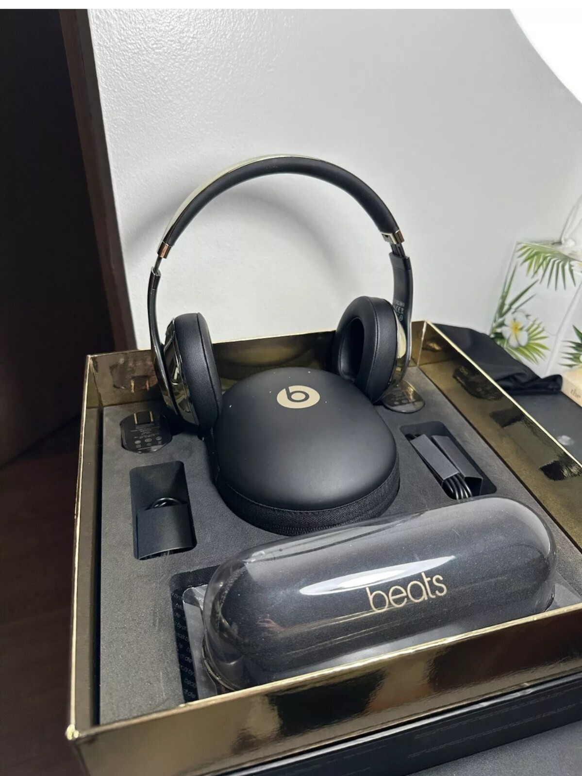 2013 Beats By Dr. Dre(Pill 2.0+Studio Headphones)Limited Edition Gloss Gold Set