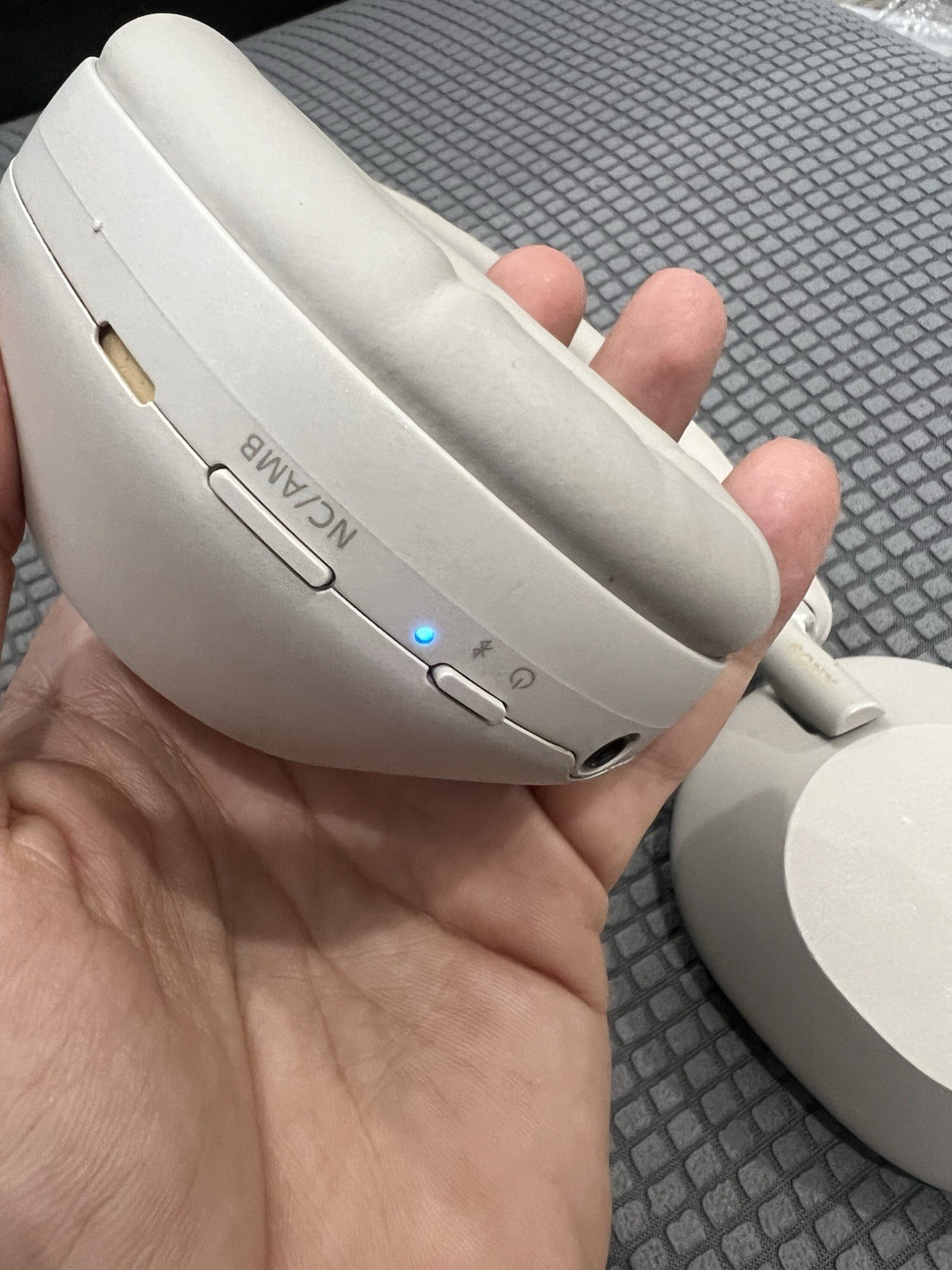 Sony WH-1000XM5 Wireless Over-Ear Bluetooth Headphones Beige YY2954