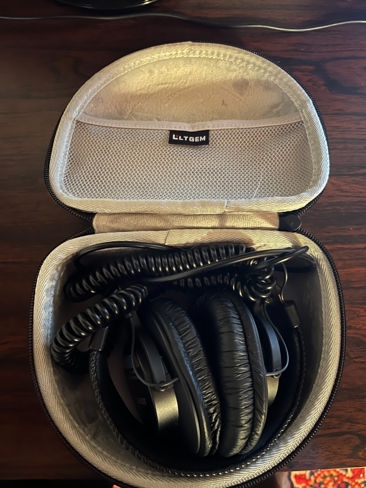 Sony MDR-7506 Professional Large Diaphragm Headphones + Case – Free Shipping