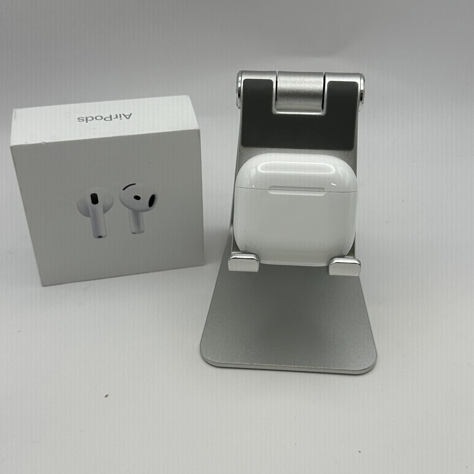 Apple AirPods (4th Gen) USB-C White (Active Noice Cancellation) -Very Good w/Box