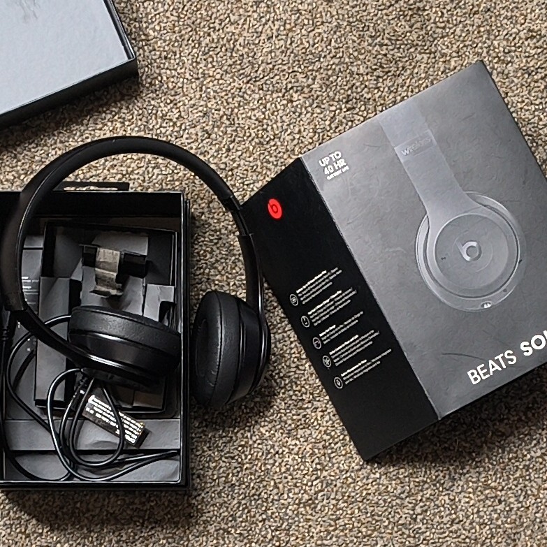 Beats by Dr. Dre Solo3 Wireless Bluetooth On-Ear Headphones w/ Mic Black