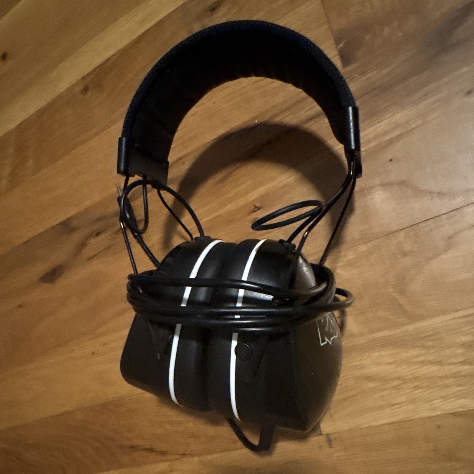 KAT KTUI26 Ultra Isolation Over-Ear Wired Headphones 3.5mm 6ft Black/White