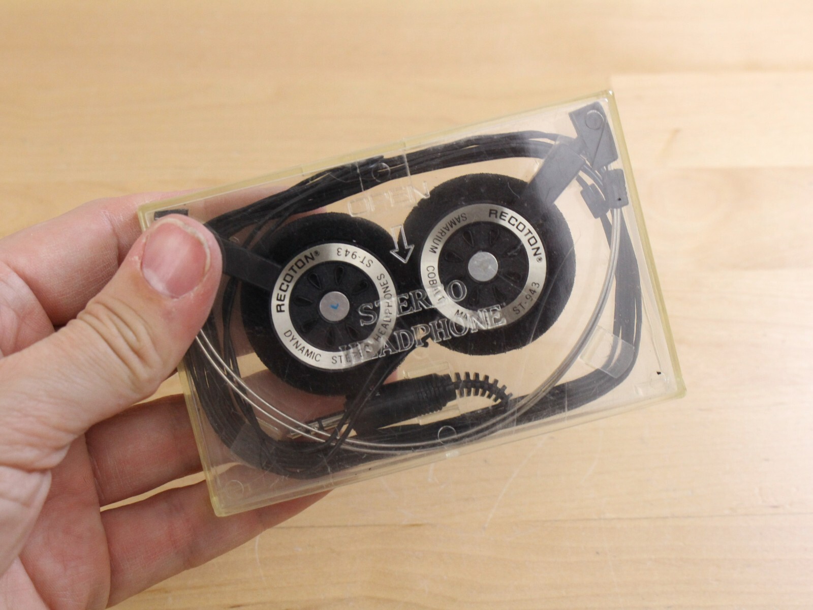 Vintage Recoton ST-943 Folding Dynamic Stereo Headphones with Cassette Case