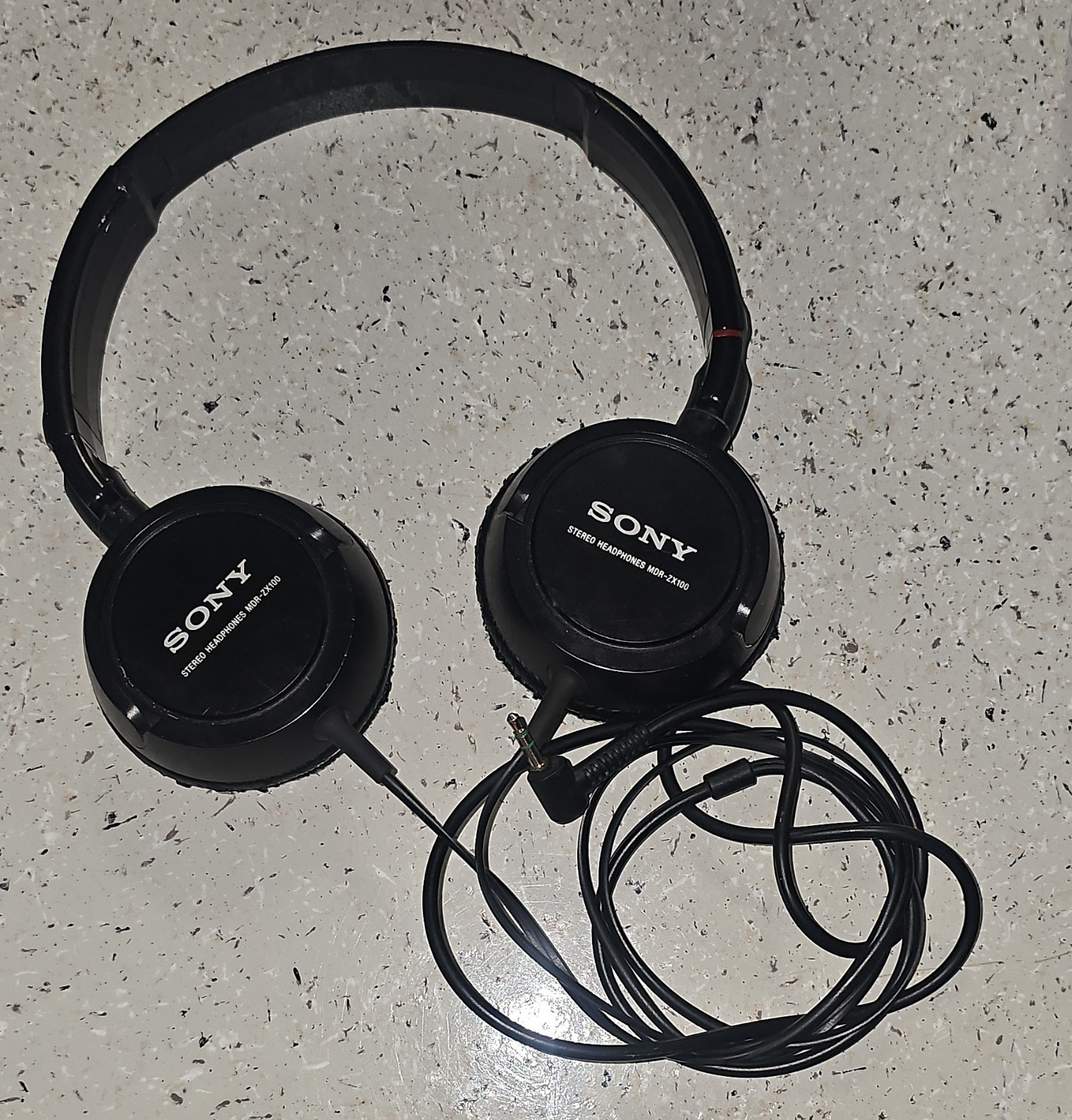 Sony MDR-ZX100 On-Ear Wired Headphones 3.5mm L-Shape Plug Adjustable Black