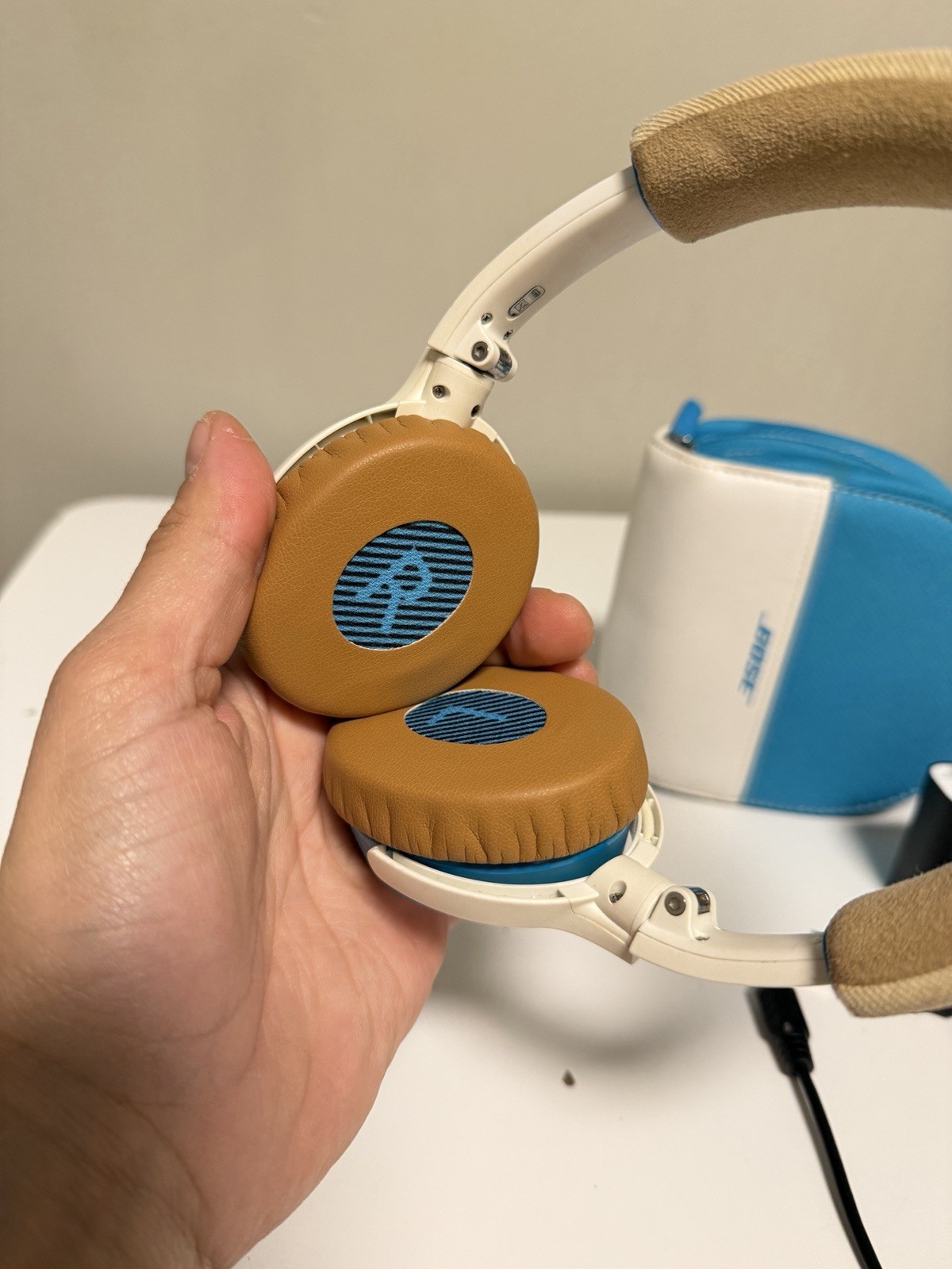 Bose Soundlink On-ear Headphones with Case Teal/White