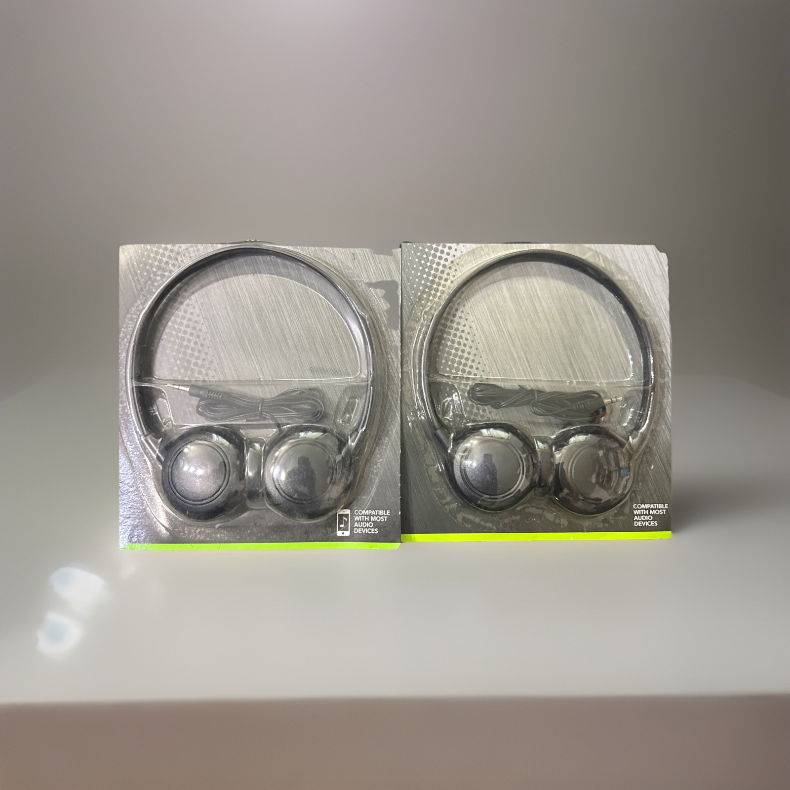 E-CIRCUIT Set Of 2Ultra Lightweight Dynamic Stereo Headphones. 3.5mm Stereo Plug