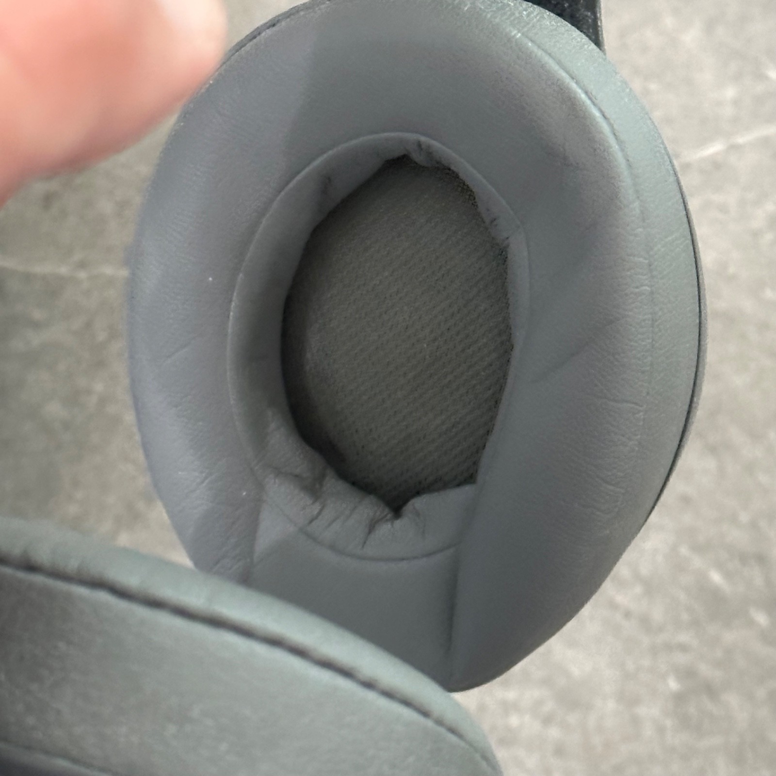 Beats by Dre Solo3 Wireless Headphones Matte Gray Bluetooth – Case