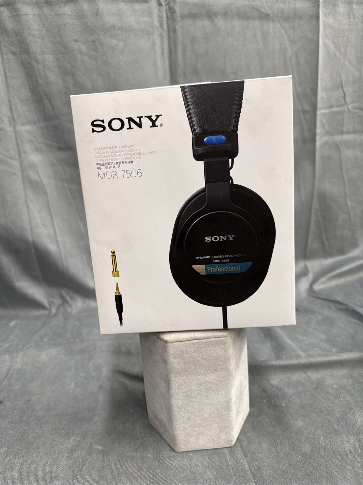 SONY MDR7506 Standard studio monitor Headphone NEVER OPENED