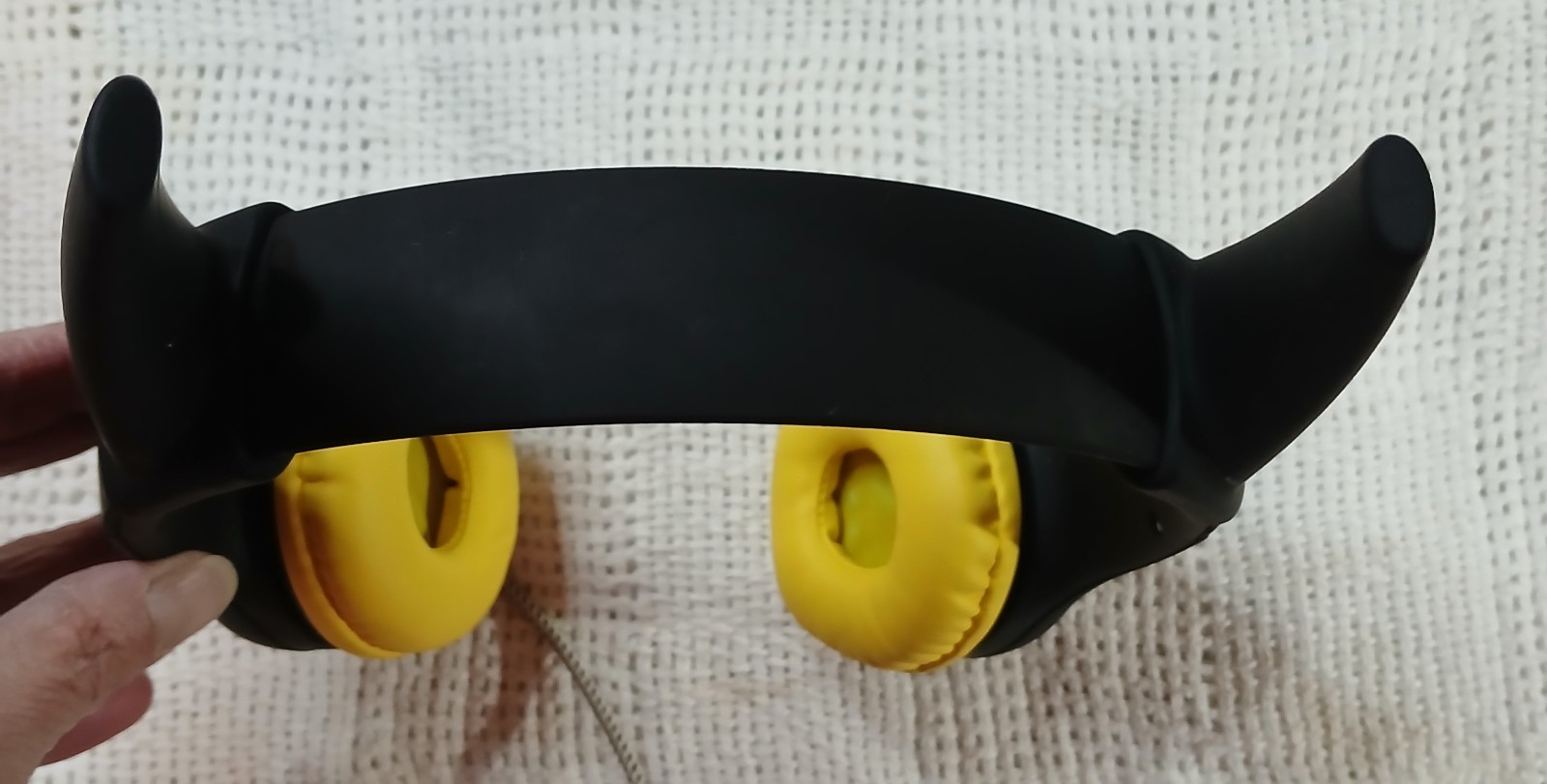 LilGadgets Connect+ Style wired kids’ headphones in black and yellow.