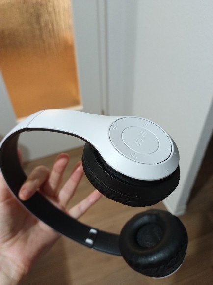 1 White Wireless Bluetooth Music Compact Folding Sound Headphones (Foreign Shipping)
