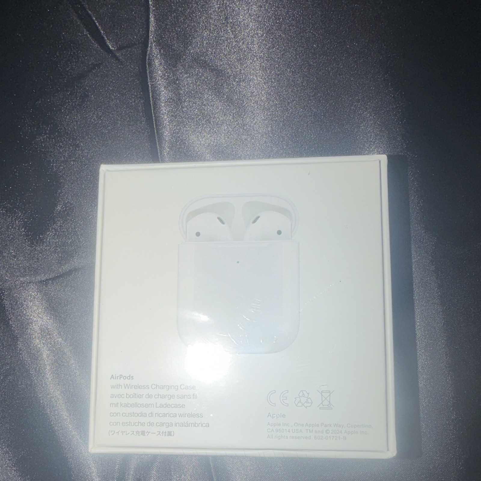 Apple AirPods Wireless Charging Case White Bluetooth Wireless In-Ear Earbuds