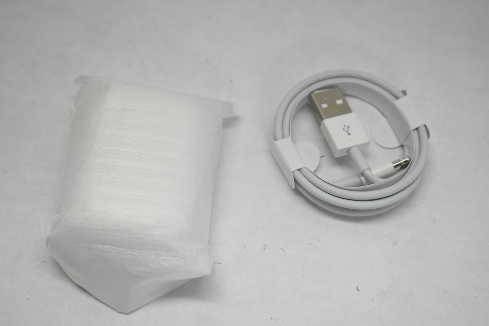 Apple AirPods Pro Wireless Earbuds 1st Gen MagSafe Charging Case White A2190