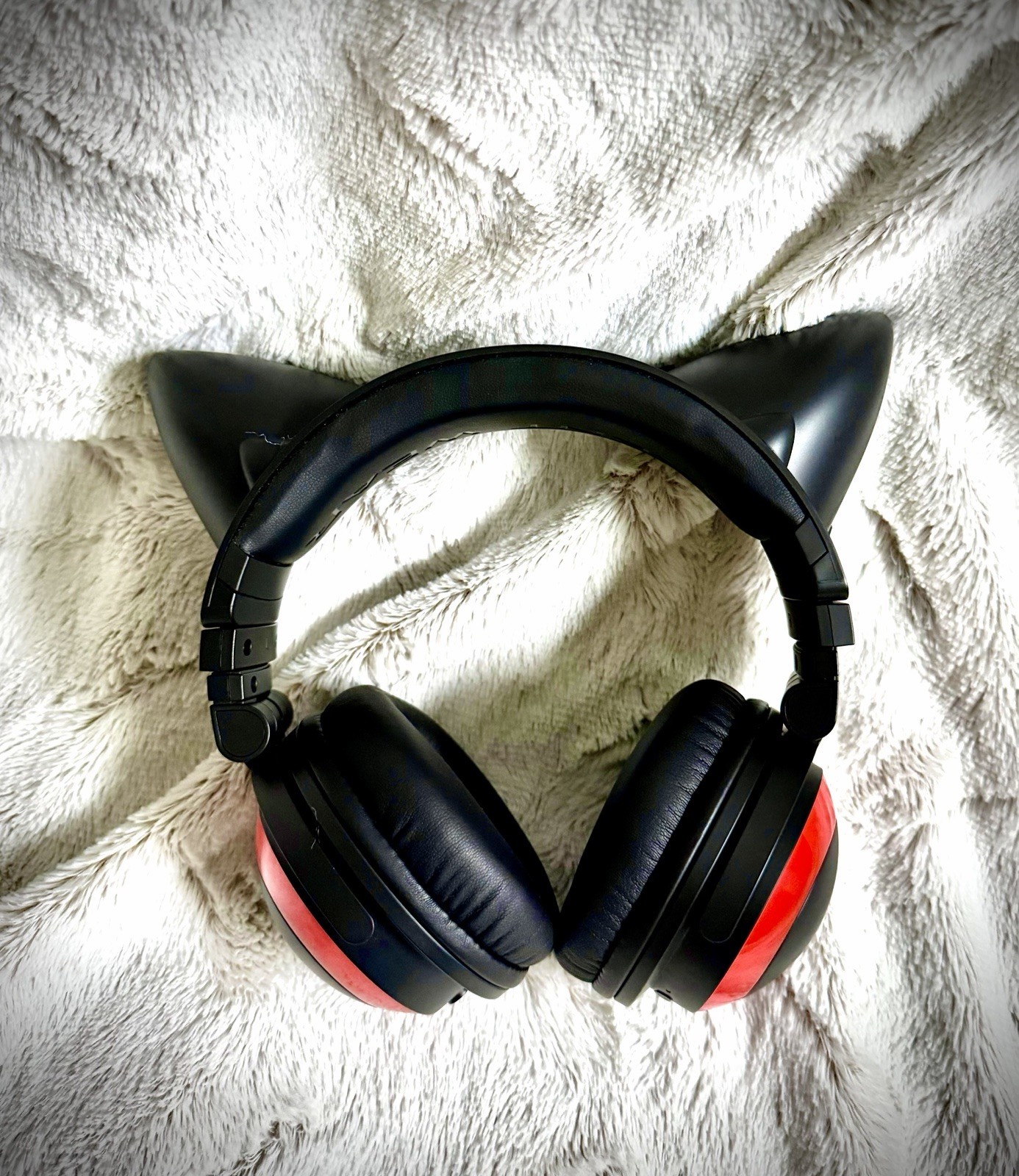 Brookstone Cat Headphones Light Up Red with Original Box Tested Works Open Box