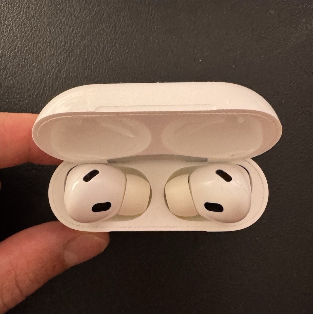 AirPods Pro 2nd Generation w/ MagSafe Wireless Charging Case Lighting Excellent