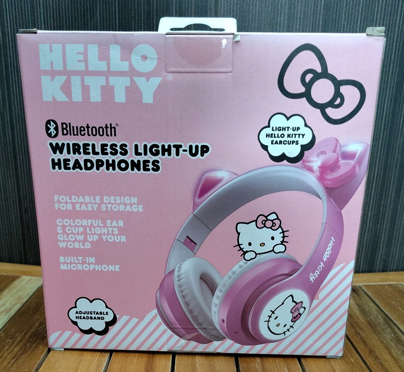 Hello Kitty Wireless Light Up Headphones Bluetooth Pink White Sanrio NIB