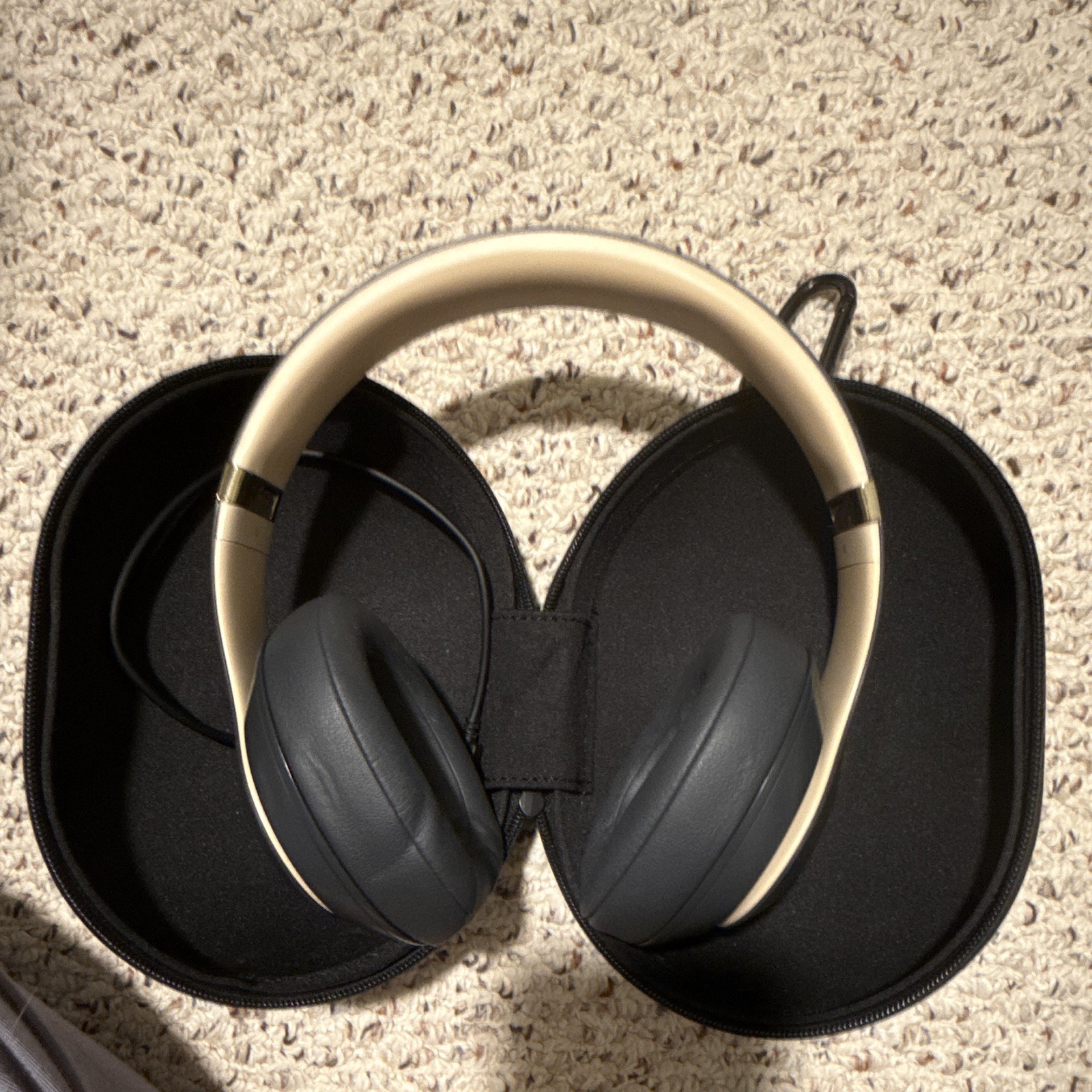 Beats Studio3 Wireless ANC Over-Ear Headphones Black/ Gold w/ Case and charger