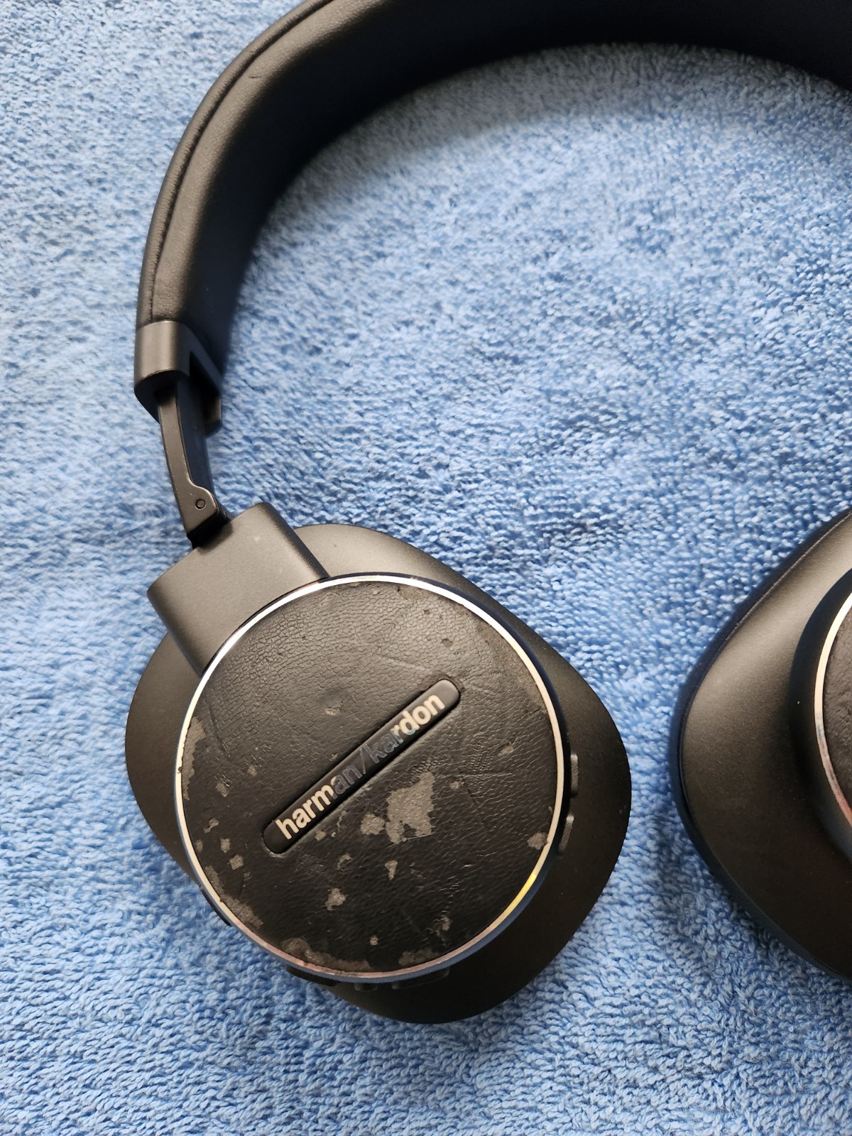 Harman Kardon FLY ANC Wireless Headphones Bluetooth Noise Canceling – Case