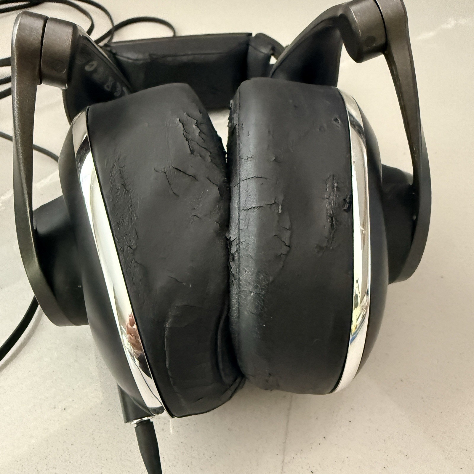 Blue Microphones Lola Over-Ear High-Fidelity Sealed Headphones Black Audio