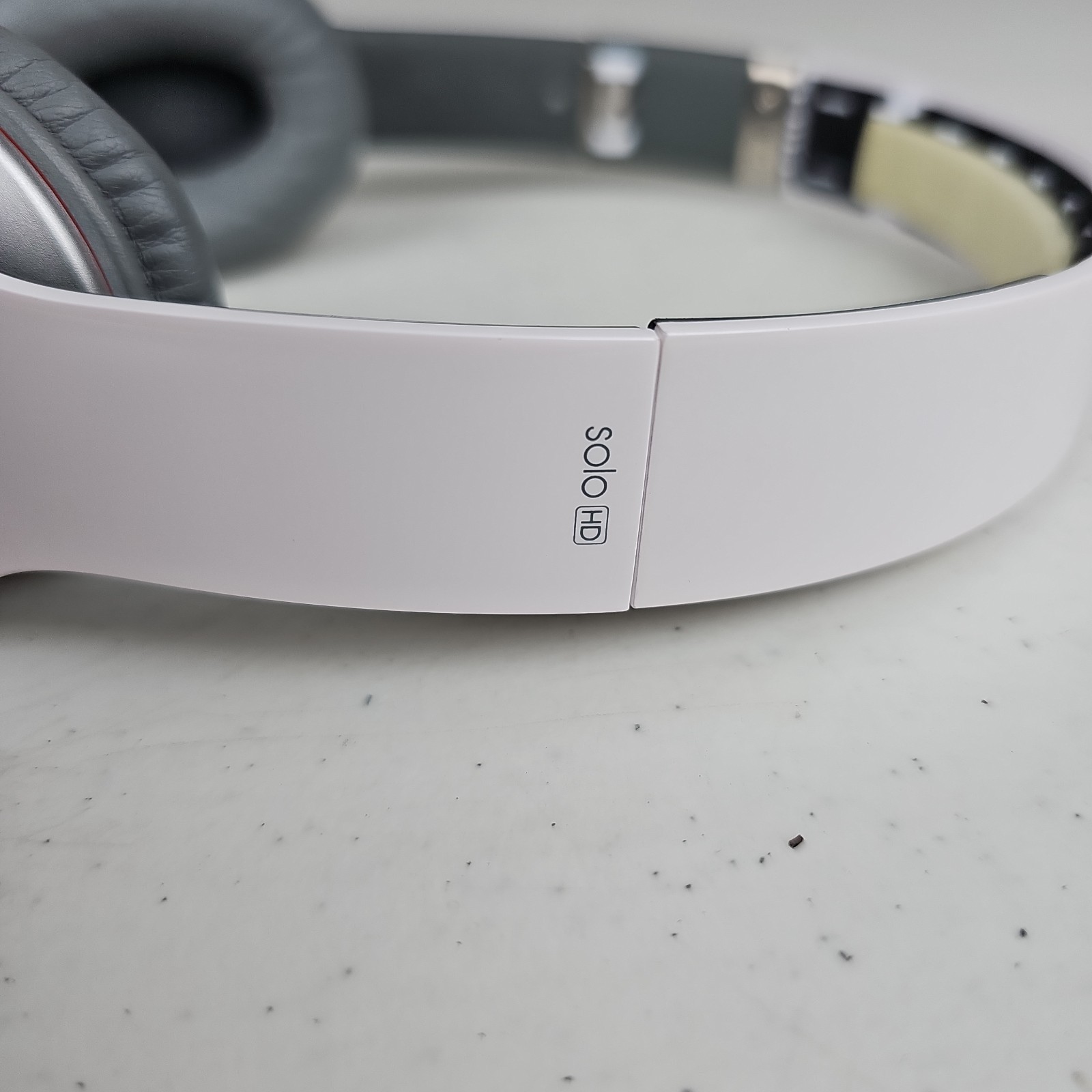 Beats by Dr. Dre Solo HD Headband Headphones White And Gray/Black Case UNTESTED