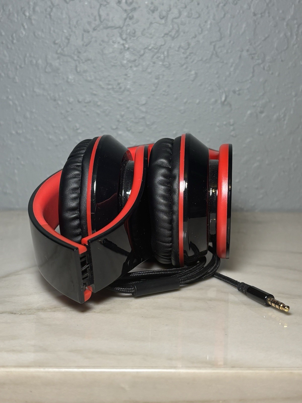 Ailihen I60 foldable on-ear headphones in black and red
