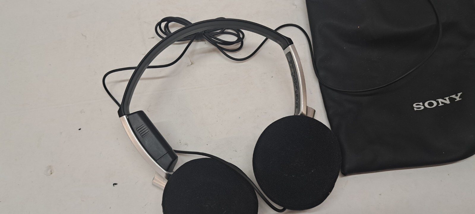 Sony Headphones – MDR-NC6 – Silver Noise Canceling & Bag
