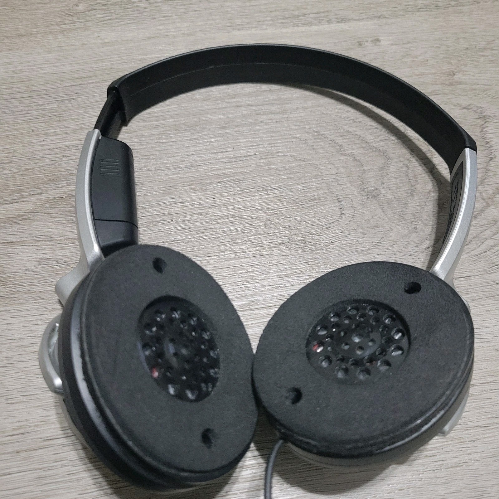 Sony MDR-NC6 Noise Canceling Headphones Wired Noise Canceling Headphones Silver